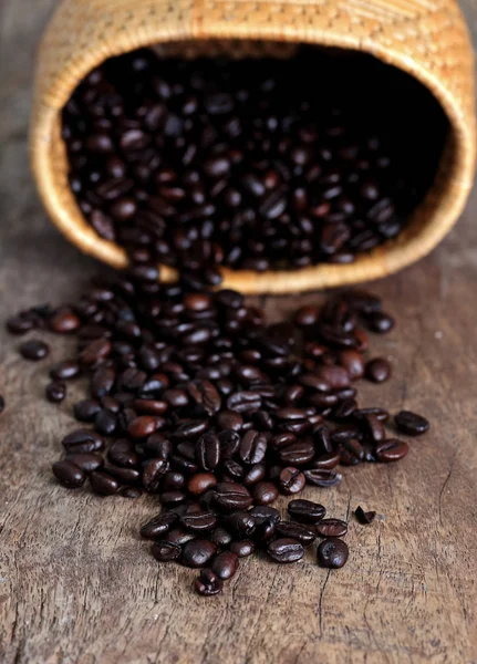 Kaffe bean på ett träbord — Stockfoto