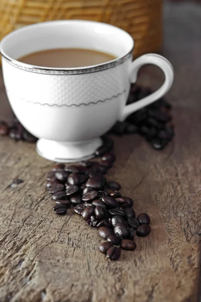 Coffee cup and coffee bean on a wooden table — Stock Photo, Image