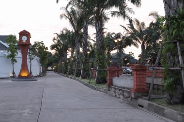 gün batımında yolu üzerinde Saat Kulesi