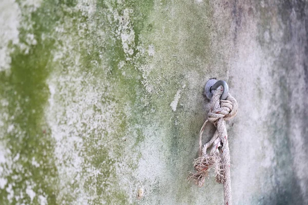 Νάιλον σχοινί δεμένο στον τοίχο — Φωτογραφία Αρχείου