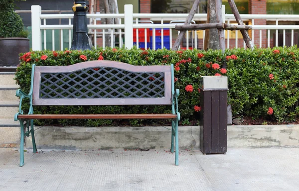 Houten stoelen in het park — Stockfoto