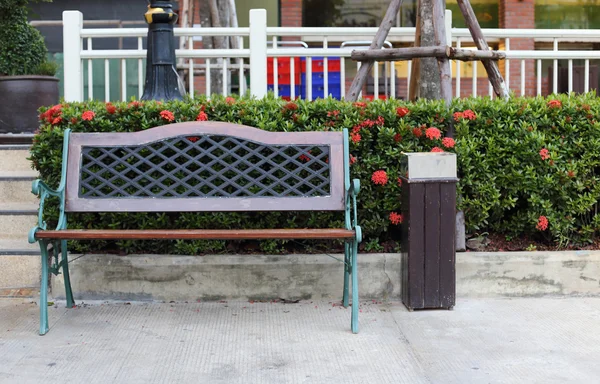 Wooden chairs in the park — Stock Photo, Image