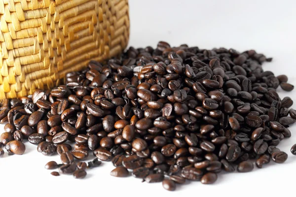 Kaffebönor på vit backgrond — Stockfoto