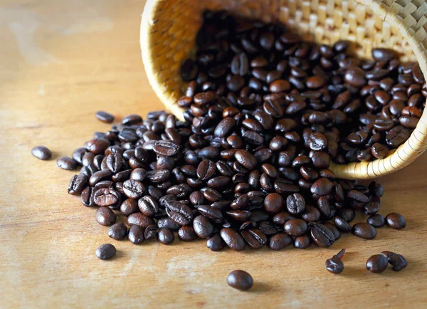 Grano de café en una mesa de madera —  Fotos de Stock