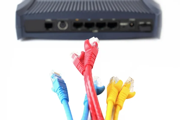 Kable sieciowe utp i przełącznik ethernet — Zdjęcie stockowe