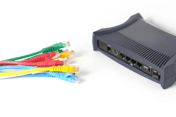 Network switch och utp ethernet-kablar — Stockfoto