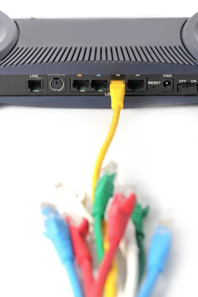 Сетевой коммутатор и Ethernet кабели UTP — стоковое фото