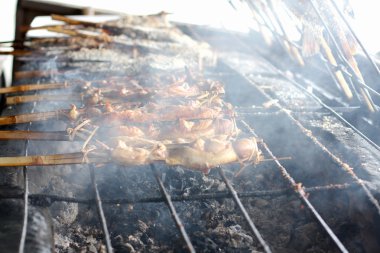 ızgara tavuk yemek pişer