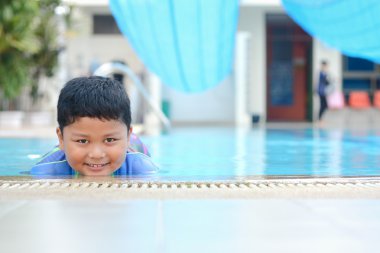 Çocuk havuzda yüzüyordum.