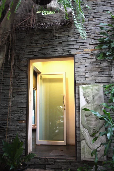Los baños de entrada tienen pared de piedra. Estilo natural —  Fotos de Stock