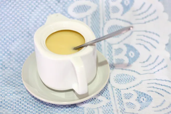 Latte condensato zuccherato per caffè — Foto Stock