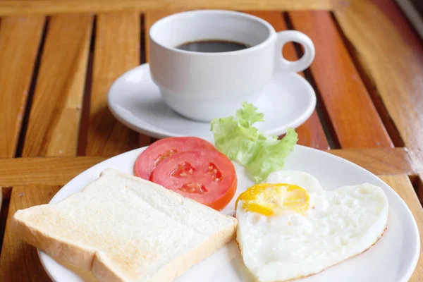 Um ovo frito e torrada café da manhã — Fotografia de Stock