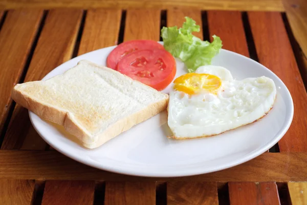 Smażone śniadanie jajko i grzankami — Zdjęcie stockowe