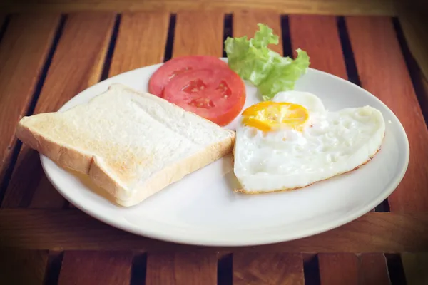 Un huevo frito y un desayuno tostado — Foto de Stock