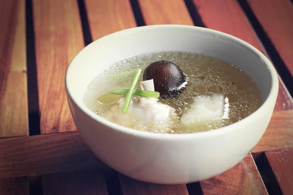 Soupe de poulet sur une table en bois — Photo