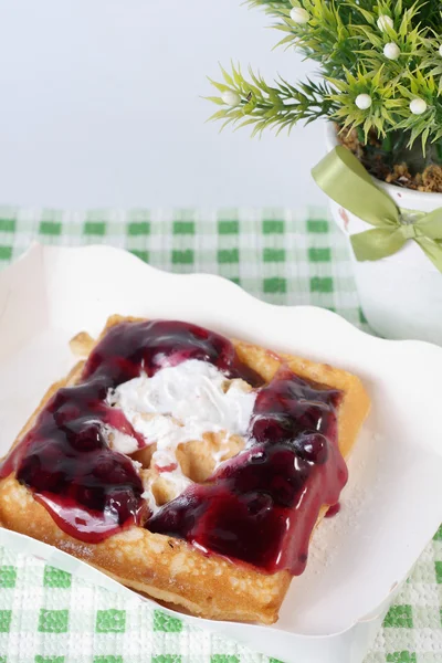 Bread topped with blue berries — Stock Photo, Image