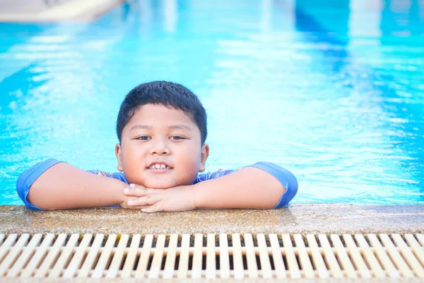 Pojken simning i poolen. — Stockfoto