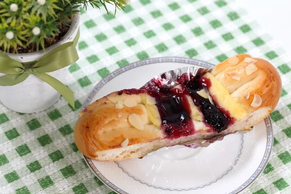 Brood gegarneerd met suiker — Stockfoto