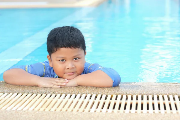 Chłopiec został pływanie w basenie. — Zdjęcie stockowe