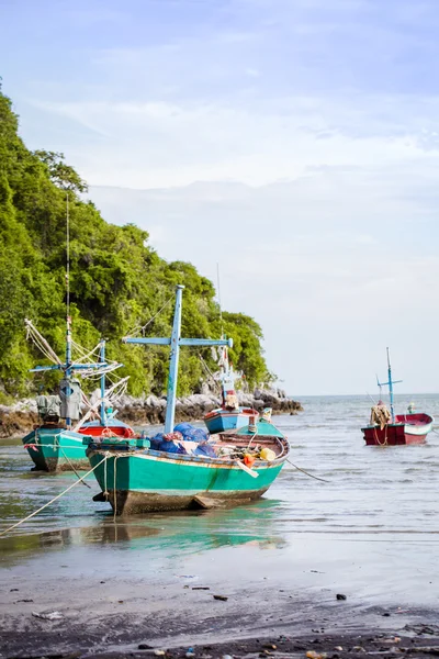 Liten fiskebåt på segla utmed kusten — Stockfoto