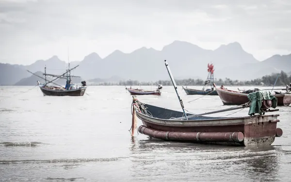 Liten fiskebåt på segla utmed kusten — Stockfoto