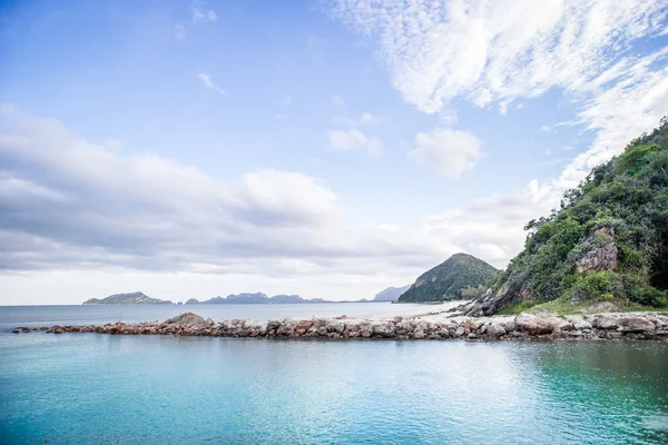 plaj dağlar ve gökyüzü