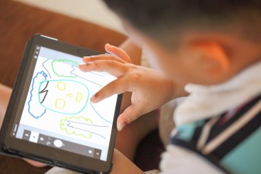 Asyalı çocuk tablet eğlenceli oyun el