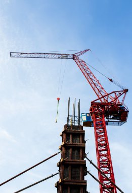 gökyüzünde kırmızı vinç