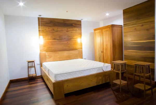 Dormitorio interior con ropa de cama blanca y suelo de madera —  Fotos de Stock