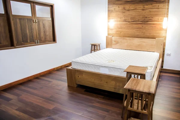 Dormitorio interior con ropa de cama blanca y suelo de madera —  Fotos de Stock