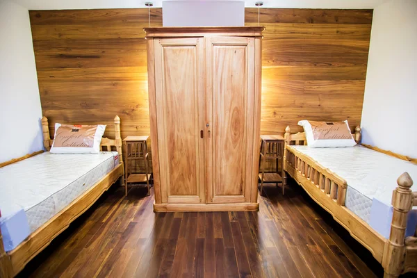 Wnętrze sypialni z białą pościel i drewniane podłogi — Zdjęcie stockowe
