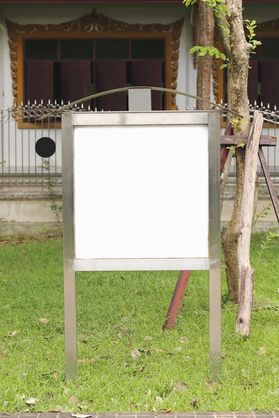 Aquí hay un signo en el parque sin palabras, que permiten al usuario t —  Fotos de Stock