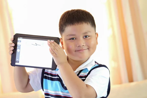 Asiático chico jugando tableta divertido —  Fotos de Stock