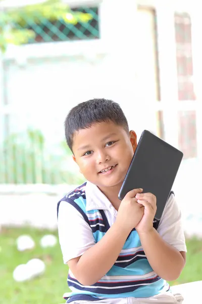 アジアの少年のプレーのタブレットの楽しみ — ストック写真