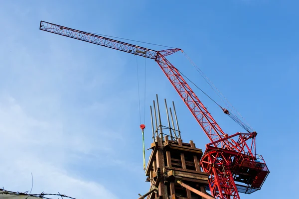 Grúas rojas en el cielo — Foto de Stock