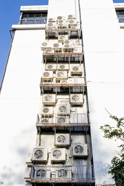 Unidades de condensadores de aire acondicionado en la azotea del edificio — Foto de Stock