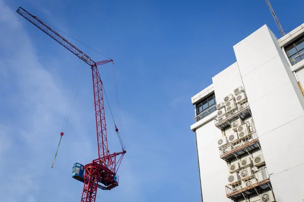 Röd kranar i himlen — Stockfoto