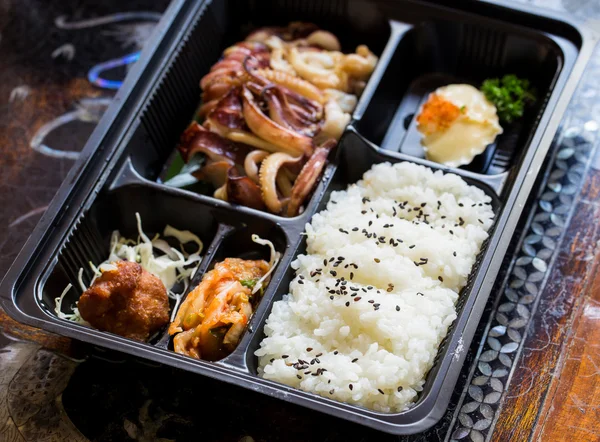 Comida japonesa con calamar a la parrilla — Foto de Stock