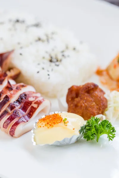 Japans eten met gegrilde inktvis — Stockfoto