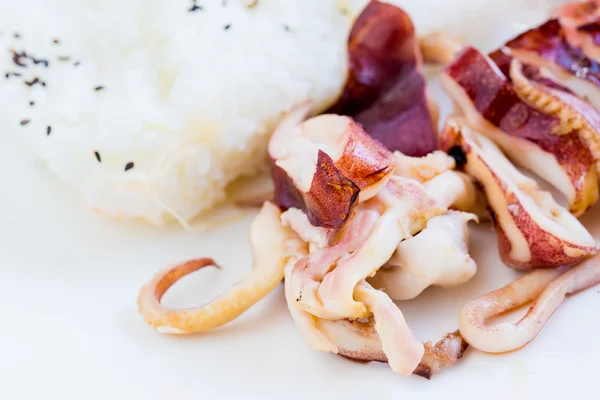 Comida japonesa con calamar a la parrilla — Foto de Stock