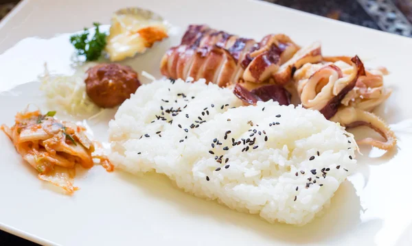 Comida japonesa con calamar a la parrilla — Foto de Stock