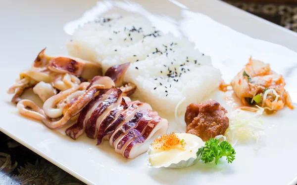Японская еда с жареными кальмарами — стоковое фото