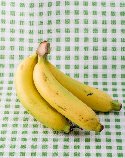 Mazzo di banane isolate su sfondo bianco — Foto Stock