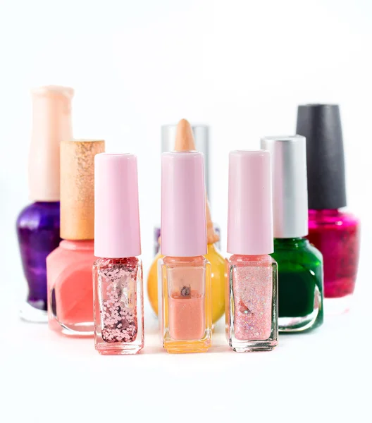 Gekleurde nagellak staande geïsoleerd op witte achtergrond — Stockfoto