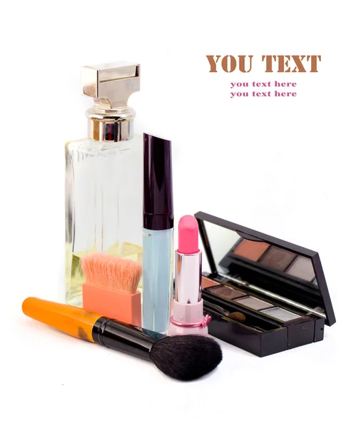 Cosmetica geïsoleerd op een witte achtergrond. roze lippenstift, mascara, — Stockfoto
