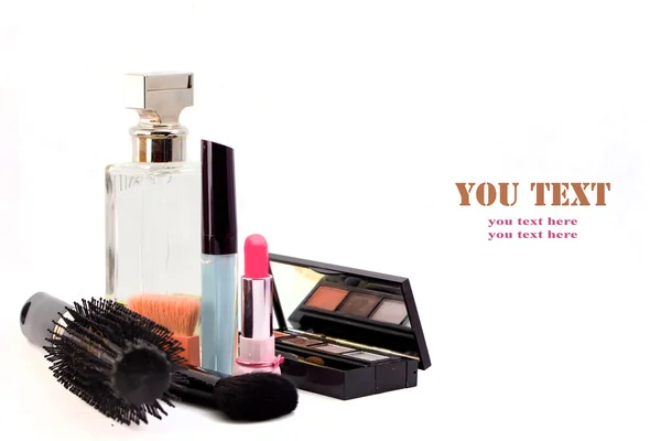 Cosmetica geïsoleerd op een witte achtergrond. roze lippenstift, mascara, — Stockfoto