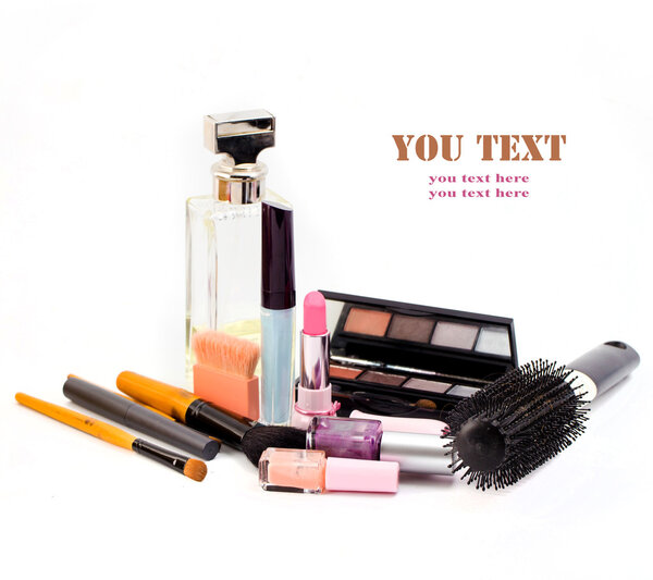 косметика изолированы на белом фоне. Розовая помада, тушь
,