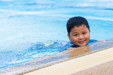 Çocuk havuzda yüzüyordum.