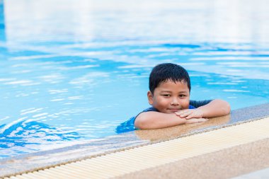 Çocuk havuzda yüzüyordum.