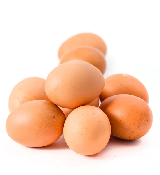 Beyaz arkaplanda izole yumurtalar